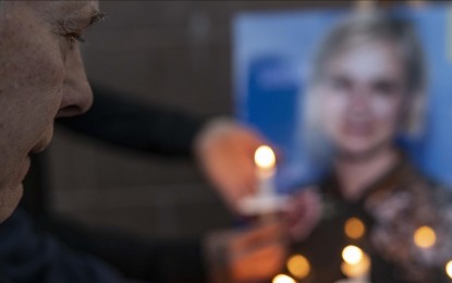 <p>Mourners hold candles at a vigil for Halyna Hutchins, who died after being shot by Alec Baldwin on the set of his movie, "Rust," at a vigil in Albuquerque, New Mexico, US Oct. 23, 2021.</p>