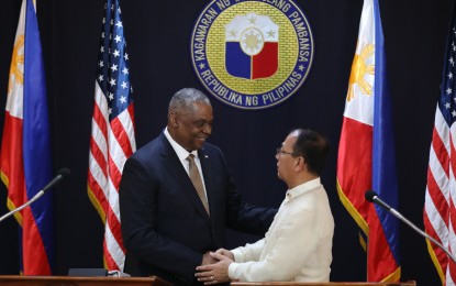 <p>US Defense Secretary Lloyd Austin III (left) and Department of National Defense (DND) Secretary Carlito Galvez Jr. <em>(PNA photo by Joey Razon)</em></p>