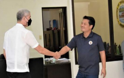 <p><strong>COMMON CONCERNS</strong>. Negros Occidental Governor Eugenio Jose Lacson (left) welcomes Bacolod City Mayor Alfredo Abelardo Benitez during a meeting on their common concerns, at the Provincial Capitol on Thursday (Feb. 2, 2023). Both officials, who are supporting the creation of the Negros Island Region, believe the "lack of equal footing" concerns raised by Negros Oriental Governor Roel Degamo should be addressed.<em> (Photo courtesy of PIO Negros Occidental)</em></p>