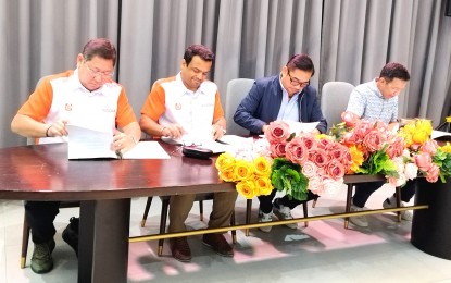<p><strong>BIOCHAR PRODUCTION. </strong>The provincial government of Nueva Ecija led by Governor Aurelio M. Umali (second from right), and the Singaporean renewable energy and carbon projects developer Alcom Pte Ltd., led by its founder and president Prateek Tiwari (second from left) signed on Feb. 1, 2023 a joint venture agreement for the operation of biochar production plant in Palayan City, Nueva Ecija. The project which turns rice husks to biological charcoal is seen to benefits the farmers as well as the environment. <em>(Contributed photo) </em></p>