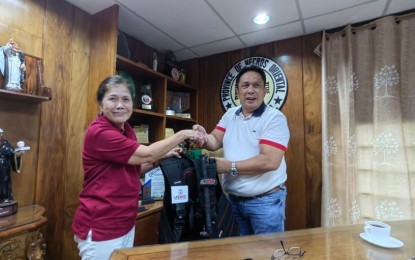 <p><strong>SUSTAINABLE FISHERIES</strong>. Dr. Hilconida Calumpong, project coordinator of the Fish Right Program in Southern Negros, turns over to Negros Oriental Governor Roel Degamo on Thursday (Feb. 2, 2023) scuba diving equipment for monitoring purposes. The program is a joint endeavor of the United States Agency for International Development (USAID) and the Philippine government to empower coastal communities in marine biodiversity conservation and sustainable fisheries management. <em>(Photo courtesy of Capitol PIO)</em></p>