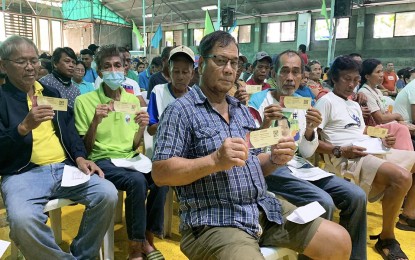 <p><strong>FERTILIZER SUPPORT.</strong> Rice farmers show the fertilizer discount vouchers they received during the distribution activity facilitated by the Department of Agriculture in the Caraga Region (DA-13) on Friday (Feb. 3, 2023) in Tandag City, Surigao del Sur. The DA-13 has started its distribution of fertilizer vouchers this month to 25,620 rice farmers in the region amounting to PHP151 million.<em> (Photo courtesy of DA-13)</em></p>
