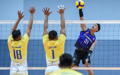 <p><strong>2-ON-1.</strong> Jadealex Disquitado (No. 21) of Iloilo tries to score against Ralph Christian Calasin and Edwin Tolentino of Philippine Air Force during the Spikers' Turf Open Conference at Paco Arena in Manila on Jan. 25, 2023. The Iloilo D'Navigators will eye a 3-0 card when they take on the VNS Griffins at 3 p.m. on Sunday (Feb. 5). <em>(Courtesy of PVL)</em></p>