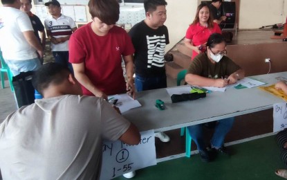 <p><strong>EDUCATIONAL ASSISTANCE.</strong> Scholars of General Luna, Quezon province receive cash assistance from the local government at Bulwagang may Puso covered court on Sunday (Feb. 5, 2023). Mayor Matt Florido (center, standing) said he wants every family in his town to have at least one college graduate.<em> (PNA photo by Belinda Otordoz)</em></p>