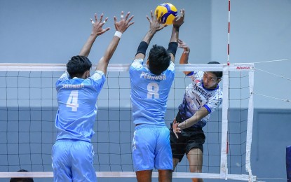 <p><strong>AIRBORNE.</strong> Iloilo skipper Jerome Michael Cordez (right) goes up against the VNS duo of Russel Fronda (No. 4) and Jeremy Pedrosa during their Spikers' Turf Open Conference match at Paco Arena in Manila on Sunday (Feb. 5, 2023). Iloilo won, 23-25, 25-16, 25-22, 25-23, to take the solo lead in the tourney with a 3-0 slate. <em>(Courtesy of Premier Volleyball League)</em></p>
