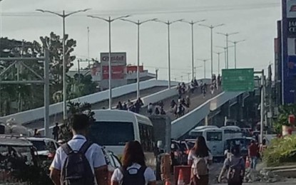 <p><strong>BOTTLENECK</strong>. Traffic congestion was experienced at the Ungka II flyover in Pavia, Iloilo Monday morning (Feb. 6, 2023). Iloilo City Mayor Jerry Treñas said the deployment of traffic enforcers to manage the area will continue amid criticisms on social media. <em>(PNA contributed photo)</em></p>