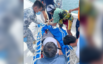 <p><strong>HELPING HAND.</strong> Personnel of the Philippine Coast Guard in Surigao del Norte province extend medical assistance to a ship captain who suffered a mild stroke while onboard his ship moored off the coast of Surigao City on Sunday (Feb. 5, 2023). The patient was immediately transported to a hospital in Surigao City for proper medical care.<em> (Photo courtesy of PCG-SDN)</em></p>