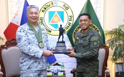 <p>PA chief Lt. Gen. Romeo Brawner Jr. (right) and AFP) deputy chief of staff Vice Adm. Rommel Anthony SD Reyes (left) <em>(Photo courtesy of Philippine Army)</em></p>