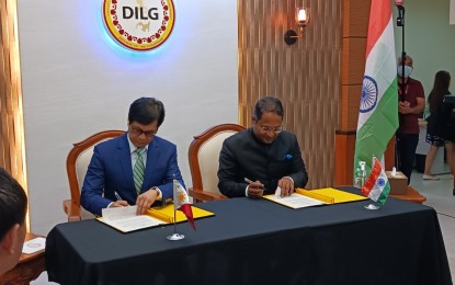 <p>DILG Secretary Benjamin Abalos Jr. (left) and Indian Ambassador to Manila Shambhu Kumaran (right) <em>(PNA photo by Lloyd Caliwan)</em></p>