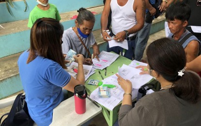 <p><strong>ASSISTANCE.</strong> The Iloilo City government releases initial financial assistance to families affected by the Jan. 28, 2023 fire in Barangays West Habog-Habog and San Juan on Tuesday (Feb. 7). City Mayor Jerry Treñas said the families can already start going back to their villages next week to be supervised by the city government. <em>(PNA photo courtesy of Iloilo City Social Welfare and Development Office)</em></p>