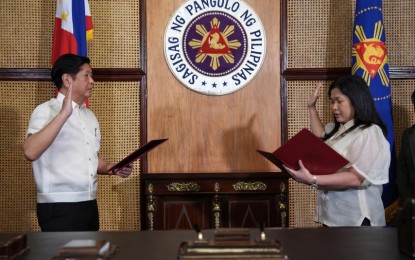 <p><strong>OATH-TAKING.</strong> President Ferdinand R. Marcos Jr. administers the oath of office to Mary Lyn Charisse Lagamon who was named Presidential Assistant I of the Office of the Appointments under the Office of the President. Two others were appointed to the Local Water Utilities Administration.<em> (PCO photo)</em></p>