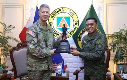 <p>United States Army Pacific (USARPAC) deputy commanding general Lt. Gen. James B. Jarrard (left) and Philippine Army commander Lt. Gen. Romeo S. Brawner Jr. (right)<em> (Photo courtesy of Philippine Army)</em></p>