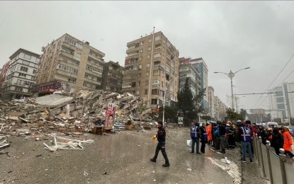 <p>A building was reduced to rubble in Türkiye following a strong 7.8 magnitude quake on Monday. <em>(Anadolu photo)</em></p>