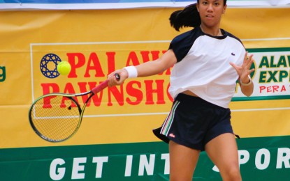 <p><strong>QUARTERFINALIST</strong>. Wild card entry Kimi AIyana Brodeth of Ormoc City returns a forehand against Mary Aubrey Calma in their third round match of the PPS-PEPP Rina Cañiza Women’s Open at the Philippine Columbian Association (PCA) outdoor courts in Paco, Manila on Wednesday (Feb. 8, 2023. She defeated Calma, 6-1, 6-2, to reach the quarterfinals. <em>(Contributed photo)</em></p>