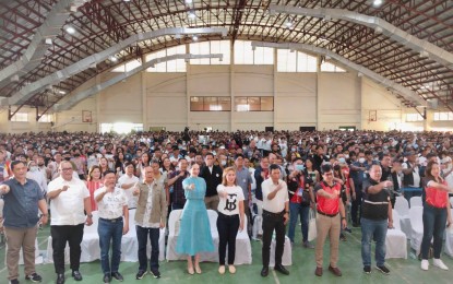 <p><strong>FIGHTING DRUGS</strong>. Local government officials support the Buhay Ingatan, Droga’y Ayawan (BIDA) campaign of the Department of the Interior and Local Government (DILG) during its rollout Wednesday (April 8, 2023) at the Leyte Academic Center in Palo town, Leyte province. The DILG is upbeat about ending the drug menace in the country with the intensified and more holistic campaign of the current administration against illegal drugs. <em>(PNA photo by Sarwell Meniano)</em></p>