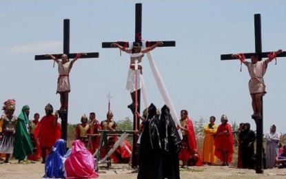 <p><strong>LENTEN RITES</strong>. The renowned Lenten tradition highlighted by the reenactment of Jesus' crucifixion in the City of San Fernando in Pampanga province will be held anew this coming Holy Week after three years of being canceled due to the Covid-19 pandemic. The tradition draws thousands of local and foreign spectators.<em> (File photo by Joseph Razon)</em></p>