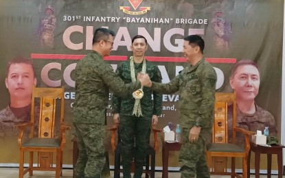 <p><strong>TURNOVER OF COMMAND</strong>. Lt. Gen. Benedict Arevalo (center), commander of the Philippine Army Visayas Command, presides over the change of command ceremony between the outgoing 301st Infantry Brigade commander, B/Gen. Marion Sison (left), and acting commander, Col. Michael Samson held at the Camp Adriano D.Hernandez in Dingle, Iloilo province on Thursday (Feb. 9, 2023). In his message, Arevalo said he wanted the neutralization of the insurgents to be fast-tracked.<em> (PNA photo by PGLena)</em></p>