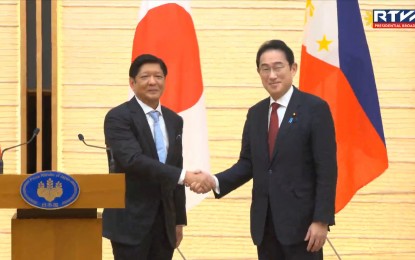 <p><strong>BILATERAL AGREEMENTS.</strong> President Ferdinand R. Marcos Jr. and Japanese Prime Minister Fumio Kishida shake hands after witnessing the signing of seven bilateral documents and agreements between the two countries at the Prime Minister’s Office in Tokyo. The bilateral agreements cover cooperation in infrastructure development, defense, agriculture, and information and communications technology. <em>(Screengrab from RTVM)</em></p>