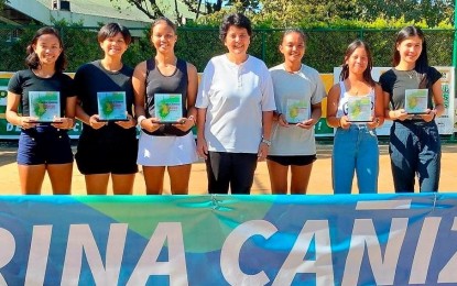 <p><strong>TOP FINISHERS.</strong> Alexa Joy Milliam (third from left) rules the singles event of the Rina Cañiza Women’s Open Tennis Championships at the Philippine Columbian Association outdoor courts in Paco, Manila on Saturday (Feb. 11, 2023). Also in photo are (from left) doubles champions Allyssa Mae Bornia and Shaira Hope Rivera, former national player Rina Cañiza, singles runner-up Tennielle Madis and doubles runners-up Maria Hannah Divinagracia and Joanna Tao Yee Tan. <em>(PNA photo by Jean Malanum)</em></p>