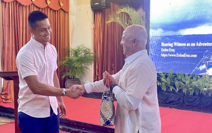 <p><strong>ADVENTURER</strong>. Ilocos Norte Governor Matthew Joseph Manotoc (left) hands a token to Erden Eruç as the latter talked about his cause at the provincial auditorium on Monday (Feb. 13, 2023). The Turkish-American adventurer, who became the first person in history to complete a solo human-powered circumnavigation of the Earth and a 17-time Guinness World record holder, arrived in Currimao town, Ilocos Norte and is expected to leave the province on Feb. 17. <em>(Photo by Leilanie Adriano)</em></p>
