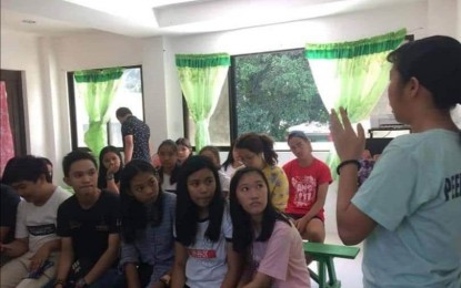 <p><strong>PEER COUNSELORS</strong>. Students of the Antique National School in San Jose de Buenavista, Antique train as peer counselors in this undated photo. Antique Provincial Population Office head Primo Ogatis said on Monday (Feb. 13, 2023) that they have massive social behavioral change communication and training of peer counselors to help in the campaign to reduce teenage pregnancy.<em> (Courtesy of Antique Provincial Population Office)</em></p>