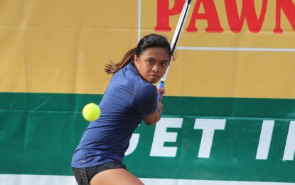 <p><strong>EYES ON THE BALL.</strong> Ateneo de Manila University's Melanie Faye Dizon in action during the National Collegiate Tennis Championships at the Philippine Columbian Association outdoor shell courts in Paco, Manila on Feb. 13, 2023. Ateneo defeated De La Salle University, 3-2. <em>(Contributed photo)</em></p>
