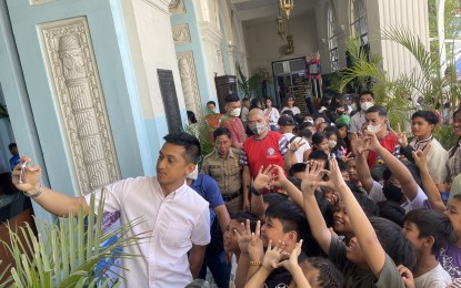 <p><strong>GOVERNOR MEETS YOUNG LEADERS.</strong> Governor Matthew Joseph Manotoc takes a "groufie" with children visiting the capitol on Monday (Feb. 13, 2023). The annual "Open Capitol" is meant for young learners in the province to know more about the programs and services being offered by the provincial government. <em>(Photo by Leilanie Adriano)</em></p>