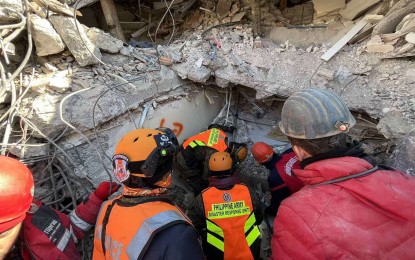 <p><strong>WELL DONE.</strong> Members of the Philippine Inter-Agency Humanitarian Contingent to Turkey help in search and rescue operations after a magnitude 7.8 earthquake struck Türkiye on Feb. 6, 2023. The Office of Civil Defense on Saturday (April 29, 2023) said the 82-member team was awarded a humanitarian medal by the Turkish government in recognition of its efforts in assisting Türkiye. <em>(File photo)</em></p>