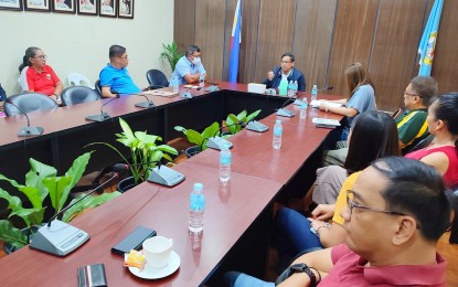 <p><strong>RESOLVING ISSUES.</strong> Davao del Norte Governor Edwin Jubahib (center) convenes the Philippine Fiber Industry Development Authority (PhilFIDA), and local buyers on Monday (Fen, 13, 2022) at the provincial capitol in Tagum City to address the abaca issue in Talaingod town where a score of Indigenous People (IPs) were affected by the suspension of abaca-buying operations. The issue stemmed when PhilFIDA imposed a “red-tagging” where traders ceased to buy abaca from Talaingoddue to concerns over the quality of fake abaca daratex fibers. <em>(Photo courtesy DavNor PIO)</em></p>