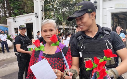 <p><strong>SAY IT WITH FLOWERS</strong>. A senior citizen receives a silk flower and flyers on crime prevention tips from a police officer in Iloilo City on Tuesday (Feb. 14, 2023). The Iloilo City Police Office distributed 500 artificial flowers with safety tip flyers to mark the Valentine’s Day celebrations. <em>(Photo by ICPO)</em></p>