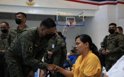 <p><strong>QUICK ASSISTANCE.</strong> Philippine Army (PA) commander Lt. Gen. Romeo Brawner Jr. condoles with a family member of a soldier who was among the victims of a shooting incident, during his visit to the 4th Infantry Division’s headquarters in Camp Evangelista, Cagayan de Oro City on Feb. 13, 2023. The PA on Wednesday (Feb. 15, 2023) said the families of the victims would receive immediate financial, burial, and psycho-social assistance.<em> (Photo courtesy of the Philippine Army)</em></p>