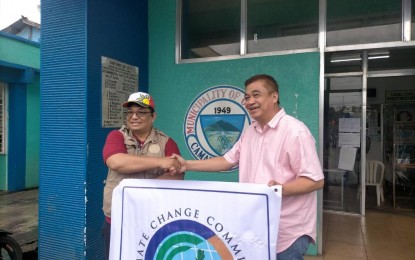 <p><strong>FOOD BASKET.</strong> Climate Change Commissioner Albert de la Cruz Sr. (left) is welcomed by Ocampo, Camarines Sur Mayor Roland Allan Go (right) at the latter’s office. During their meeting, the two leaders discussed ways to turn the municipality of Ocampo into Bicol Region's "food basket." <em>(Photo courtesy of CCC)</em></p>