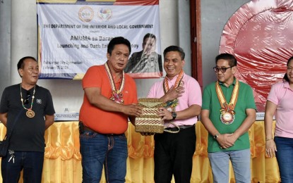 <p><strong>AMUMA.</strong> Negros Oriental Governor Roel Degamo (in red shirt) and Regional Director Leocadio Trovela (in green shirt), of the Department of the Interior and Local Government in Region 7, lead the launching of the Amuma sa Barangay program in Guihulngan City, Negros Oriental on Wednesday (Feb. 15, 2023). The program will be initially implemented in 10 communist insurgency-affected barangays in Canlaon City and Guihulngan City. <em>(Photo courtesy of the DILG-Negros Oriental)</em></p>