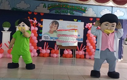 <p><strong>ORAL HEALTH MASCOTS</strong>. The Iloilo City government and the Department of Health Western Visayas Center for Health Development launch Dr. Toothie and Dr. Toothsie Belle as oral health mascots during the celebration of Oral Health Month at the Iloilo Central Elementary School on Thursday (Feb. 16, 2023). The celebration seeks to promote oral health care and wellness among children and the whole community, said Dr. Daishiela Valasote, head of the Iloilo City Dental Health Division.<em> (PNA photo by PGLena)</em></p>