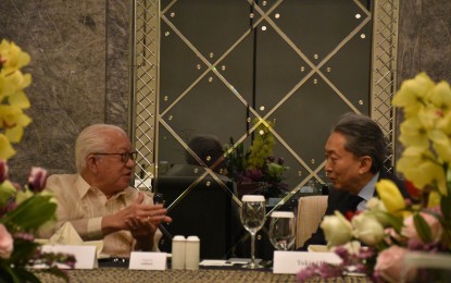 <p><strong>TRIBUTE TO HEROES</strong>. Batangas Governor Hermilando Mandanas (left) and former Japanese Prime Minister Yukio Hatoyama are shown in a meeting after paying tribute to Filipinos who suffered and were considered as heroes of the Japanese invasion. Both officials vowed to strengthen the relationship between the Philippines and Japan and conduct exchange programs in the future. <em>(Photo courtesy of Batangas LGU)</em></p>