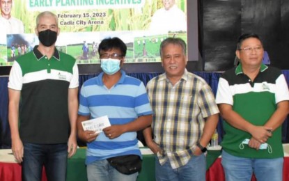 <p><strong>RICE PLANTING AID</strong>. Negros Occidental Governor Eugenio Jose Lacson (left), Cadiz City Mayor Salvador Escalante Jr. (2nd from right), and 2nd District Board Member Samson Mirhan (right) pose with one of the rice farmers who received early planting incentives on Wednesday (Feb. 15, 2023). About 1,188 rice farmers from five local government units benefit from PHP2 million in total assistance from the province.<em> (Photo courtesy of PIO Negros Occidental)</em></p>