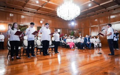 <p><strong>NEW OFFICIALS.</strong> President Ferdinand R. Marcos Jr. swears in newly appointed officials of the Presidential Communications Office (PCO) at Malacañan Palace on Thursday (Feb. 16, 2023). Marcos on Feb. 13 signed Executive Order No. 16, reorganizing PCO.<em> (Photo courtesy of PCO)</em></p>