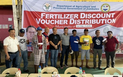 <p><strong>DISCOUNT VOUCHERS</strong>. Farmers in San Felipe town, Zambales province show the fertilizer discount vouchers that they received from the Department of Agriculture during the distribution activity held on Thursday (Feb. 16, 2023). More than 2,700 farmers in the province have so far received the assistance. <em>(Photo courtesy of the Provincial Government of Zambales)</em></p>