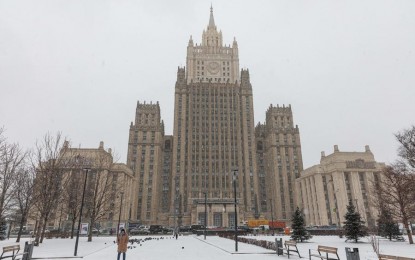 <p>People walk near the building of the Russian Foreign Ministry in Moscow on March 28, 2022. <em>(Xinhua/Bai Xueqi)</em></p>