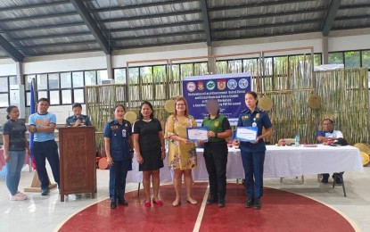 <p><strong>DRUG-FREE. </strong>Mayor Robella Gaspar of Carasi town, Ilocos Norte province receives a certificate as a drug-free workplace from officials of the Philippine Drug Enforcement Agency (PDEA) and the Ilocos Norte police on Feb. 15, 2023. Prior to its declaration, all personnel of the municipality including its policemen underwent surprise drug testing and all test results yielded negative. <em>(Photo courtesy of PDEA Ilocos Norte) </em></p>
