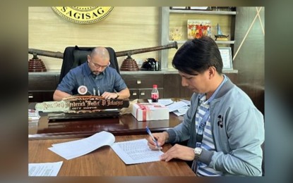 <p><strong>SMART CITY.</strong> Dapitan City Mayor Seth Frederick Jalosjos (left) and DOST Zamboanga del Norte Director Nuhman Aljani sign a memorandum of agreement on Thursday (Feb. 16, 2023) formalizing the grant of PHP1.8 million to support the “Smart City” initiative of Dapitan City. Aljani said the grant is for the implementation of the initiative to deploy two charging facilities for e-trike vehicles that would soon ply the streets of the city. <em>(Photo courtesy of DOST-Zamboanga del Norte)</em></p>