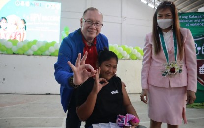 <p><strong>CERVICAL CANCER-FREE FUTURE.</strong> Health Undersecretary Enrique Tayag (left) gives the OK symbol as he leads the vaccination of 150 students against the Human Papilloma Virus (HPV) at the Cagayan National High School in Tuguegarao City, Cagayan on Friday (Feb. 17, 2023). The school-based HPV immunization program seeks to protect learners aged 9 to 10 from HPV infection for a cervical cancer-free future. <em>(PNA photo by Villamor Visaya Jr.)</em></p>