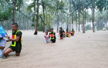 <p><strong>SAVING LIVES.</strong> Members of the 501st Ready Reserve Battalion, together with the troops from the 1501st Community Defense Center of the 15th Regional Community Defense Group, Reserve Command of the Philippine Army, conduct rescue operation in Sitio Malalag, Barangay Libertad, Butuan City on Saturday (Feb. 18, 2023). Heavy rains caused by the trough of a low-pressure area flooded at least 38 villages in Butuan City as well as other areas in the Caraga Region. <em>(Courtesy of 1501st Community Defense Center)</em></p>