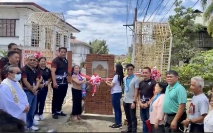 <p><strong>HISTORICAL MARKER</strong>. Officials of the National Museum of the Philippines and the municipal government of Paoay, Ilocos Norte province lead the unveiling of its Spanish-era bridge on Monday (Feb. 20, 2023). The Paoay bridge is one of the oldest and most well-preserved bridges in Luzon. <em>(Contributed photo)</em></p>