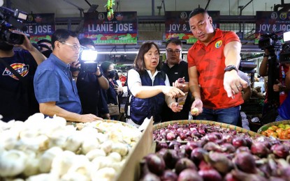 <p><strong>MARKET INSPECTION.</strong> (From right) San Juan City Mayor Francis Zamora, Metropolitan Manila Development Authority chair Romando Artes and Department of Trade and Industry Assistant Secretary Ann Claire Cabochan conduct an inspection at the Agora Public Market in San Juan City on Tuesday (Feb. 22, 2023). Artes asked mayors in the National Capital Region to hold similar price monitoring activities to ensure vendors' compliance with the suggested retail prices.<em> (PNA photo by Joey O. Razon)</em></p>