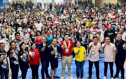 <p><strong>FINANCIAL AID.</strong> Secretary Rex Gatchalian of the Department of Social Welfare and Development (center wearing red) poses with local officials and aid beneficiaries in Davao de Oro province on Monday (Feb. 20, 2023) in Monkayo town. Gatchalian personally handed over the financial assistance to 490 families affected by the 6.0 magnitude earthquake last Feb. 1. <em>(Photo courtesy of DSWD)</em></p>
