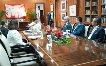 <p><strong>FASTER INTERNET</strong>. President Ferdinand R. Marcos Jr. meets with Converge founder and chief executive officer (CEO) Dennis Anthony Uy and Keppel T&T CEO and executive director Thomas Pang Thieng Hwi at Malacañang on Tuesday (Feb. 21, 2023). Marcos said the Philippines will soon enjoy a bigger bandwidth and faster internet connection, once the subsea cable system project between Converge and Keppel is completed. <em>(Photo courtesy of the Presidential Communications Office)</em></p>