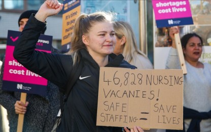 <p><strong>STRIKES HALTED.  </strong>The nurses union in the United Kingdom hold protests in this Feb. 22 photo over pay hike.<em> (Anadolu)</em></p>