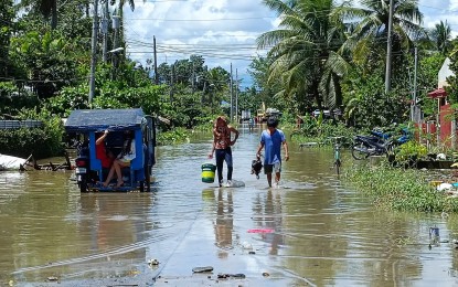 <p><strong>INUNDATED.</strong> After heavy rains on Tuesday night (Feb. 21, 2023), residents in Carmen, Davao del Norte, struggled against rising floodwaters. At least 2,312 families are affected in nine barangays. <em>(Photo courtesy of One DavNor Network)</em></p>