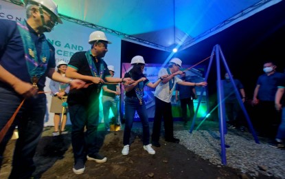 <p><strong>UNDERSEA CABLE.</strong> (From R to L) Former President Rodrigo Roa Duterte, Converge President and co-founder Maria Grace Uy, Converge CEO Dennis Anthony Uy, and Converge COO Jesus Romero led the embedding of the time capsule and groundbreaking ceremony of the Bifrost Davao cable landing station in Bago Gallera, Davao City, Wednesday evening (Feb. 22, 2023). The Bifrost undersea cable system is a new trans-Pacific cable system and the first international submarine cable system that will directly connect Singapore to the United States. <em>(PNA photo by Che Palicte)</em></p>